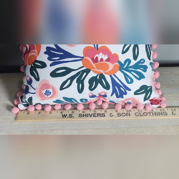 Target Bullseye Pillow Set 14 X 14 EUC - Picture 5 of 6